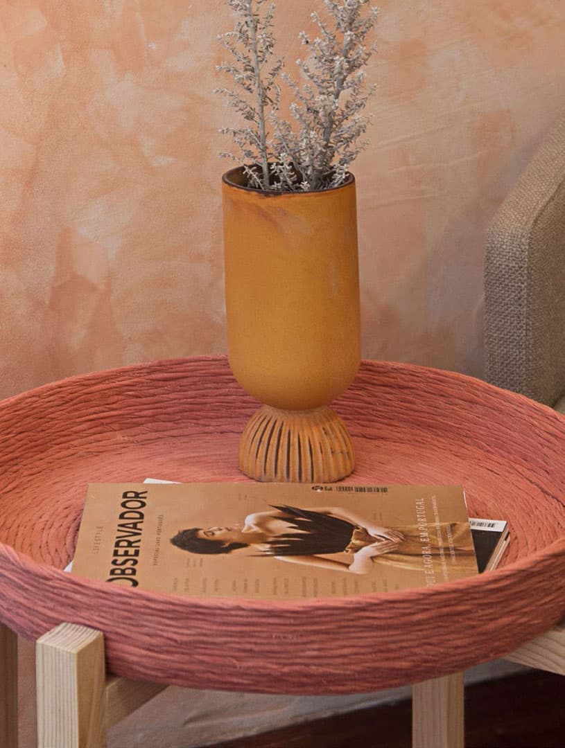 Mesa auxiliar redonda de diseño sostenible - Imagen 3