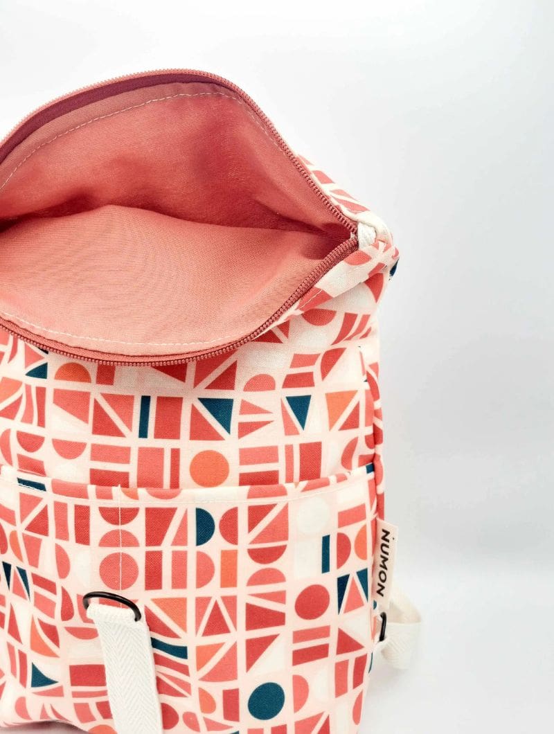 Mini mochila reciclada naranja estampado geométrico - Imagen 4