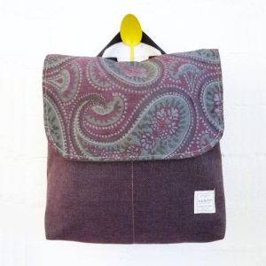 Mochila reciclada con solapa de estampado psicodélico