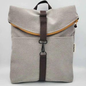 Mochila reciclada gris plata con forro de flores