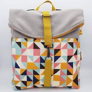 Mochila reciclada con tela de triángulos de colores