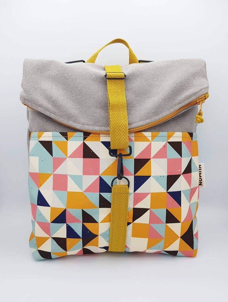 Mochila reciclada con tela de triángulos de colores
