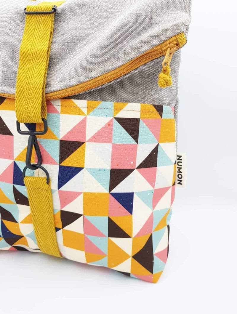 Mochila reciclada con tela de triángulos de colores - Imagen 3