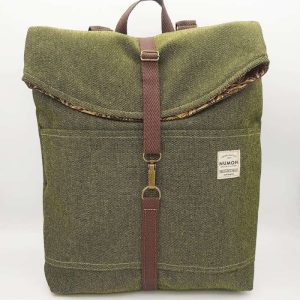 Mochila verde con solapa de tela reciclada