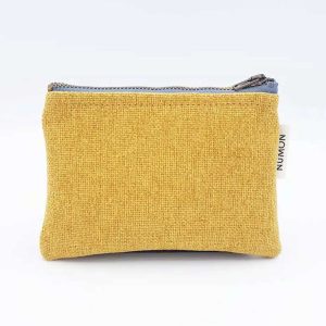 Monedero con cremallera amarillo de tapicería recuperada