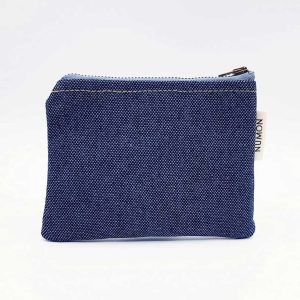 Monedero de tela azul con forro de flores