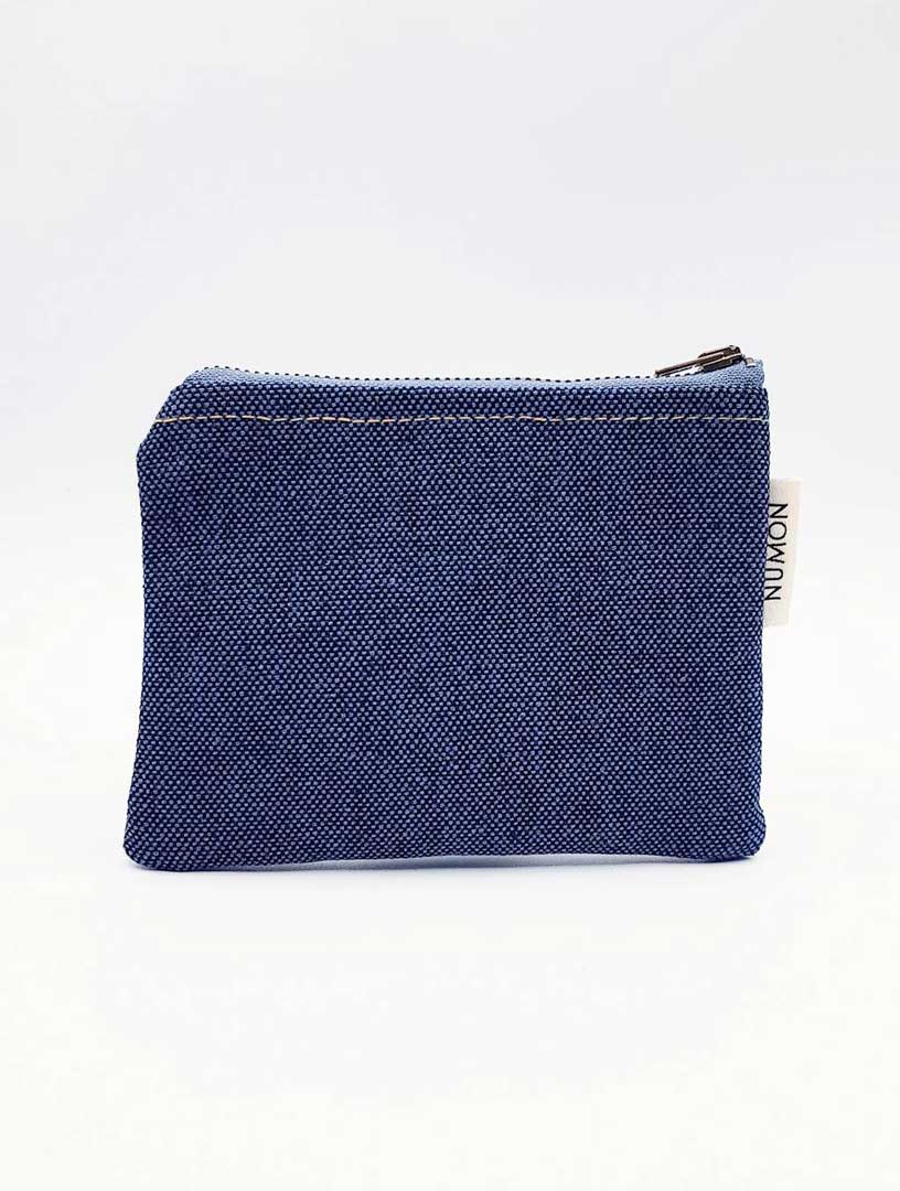 Monedero de tela azul con forro de flores