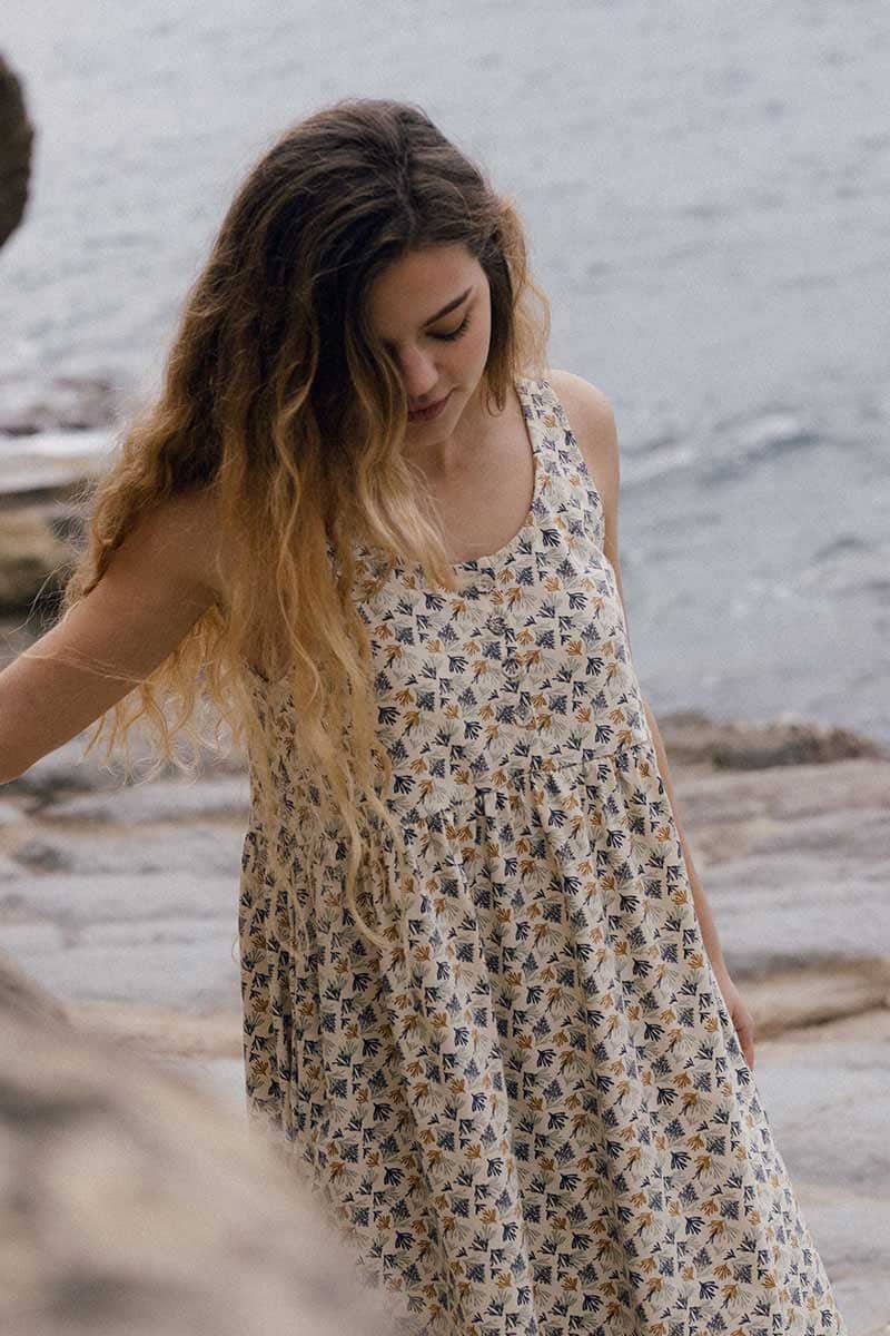 Vestido corte imperio beige con corales ecológico - Imagen 5