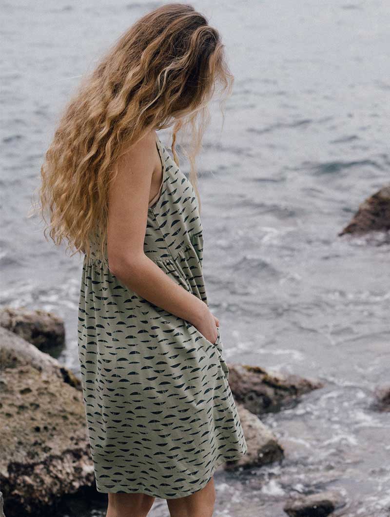 Vestido corte imperio verde con reflejos ecológico - Imagen 3