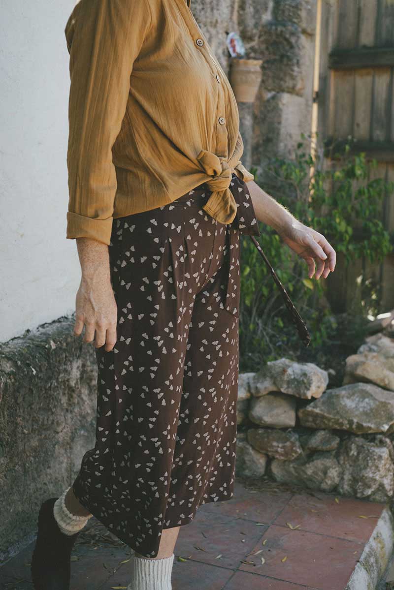 Pantalón culotte ecológico marrón con bellotas - Imagen 2