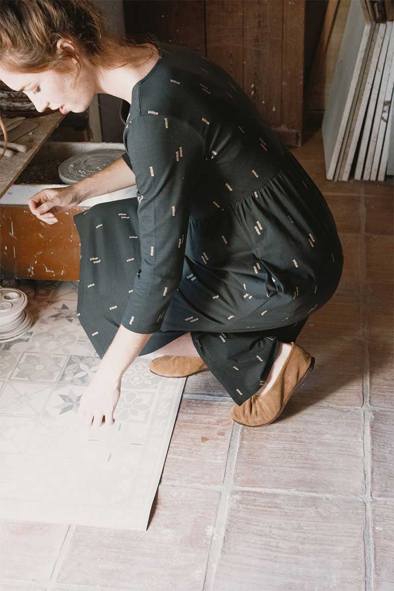 Vestido midi negro con minerales de algodón orgánico - Imagen 4