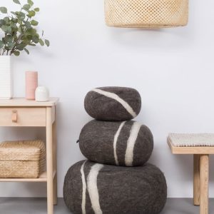 Puff y reposapiés de lana natural