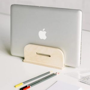 Soporte vertical de madera para portátil