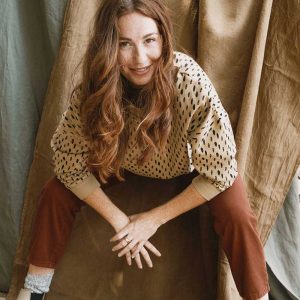 Sudadera de algodón orgánico beige con piedras