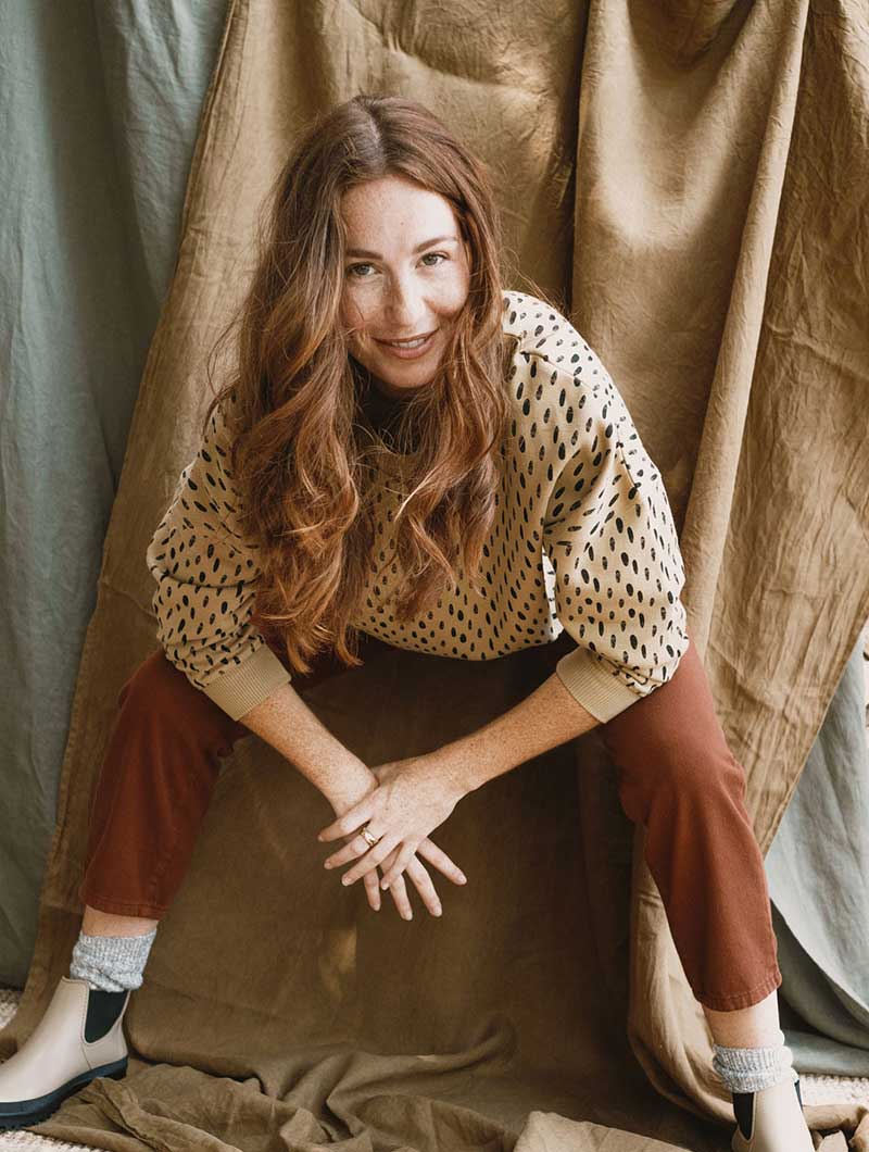 Sudadera de algodón orgánico beige con piedras - Imagen 2