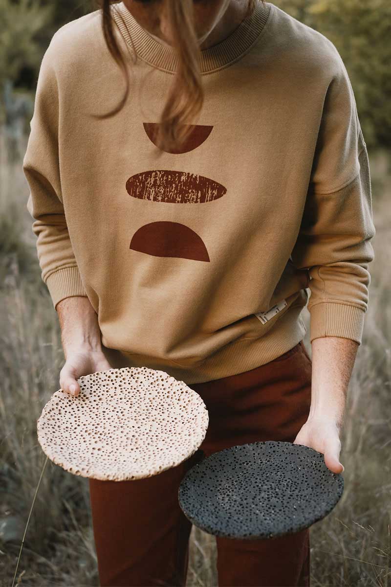 Sudadera beige con formas 100% algodón orgánico - Imagen 3