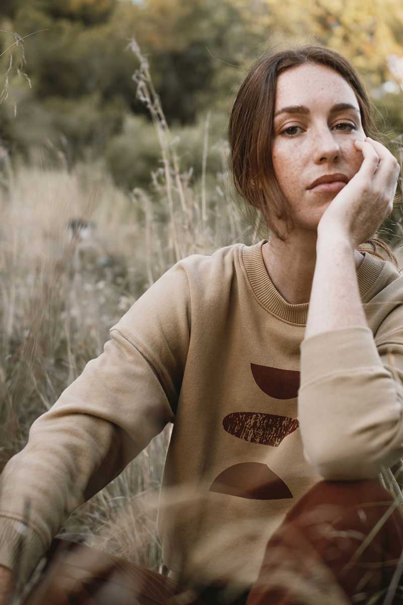 Sudadera beige con formas 100% algodón orgánico - Imagen 5