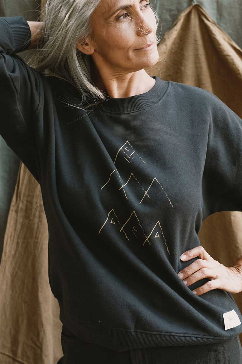Sudadera negra con montañas 100% algodón orgánico - Imagen 4