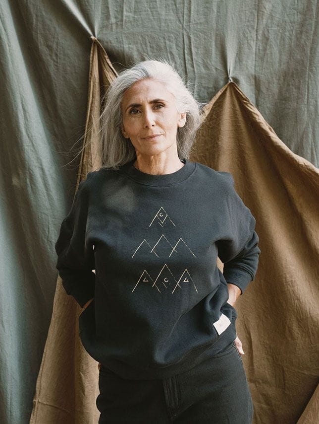 Sudadera negra con montañas 100% algodón orgánico