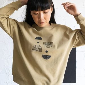 Sudadera oversize beige estampado sideral de algodón orgánico