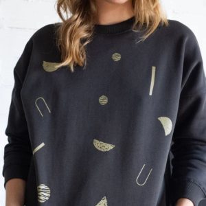 Sudadera oversize negra estampado eclipse de algodón orgánico