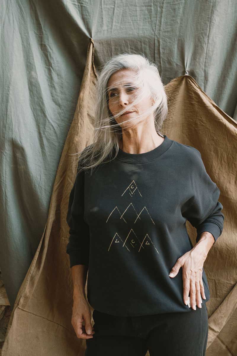 Sudadera negra con montañas 100% algodón orgánico - Imagen 5