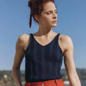 Top canalé azul de tirantes de algodón ecológico