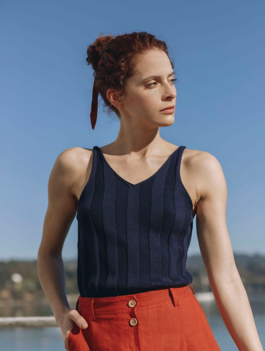 Top canalé azul de tirantes de algodón ecológico