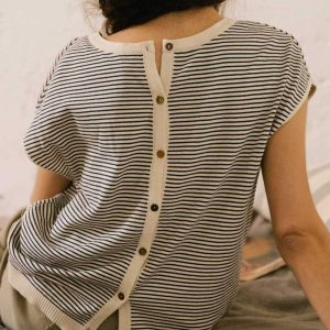 Top de rayas azul marino con botones