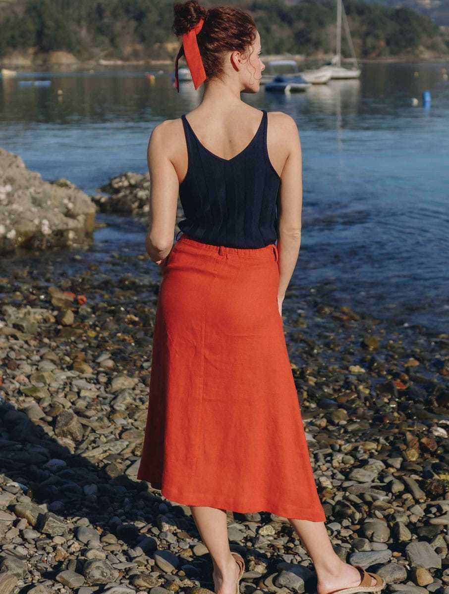 Falda midi de lino con botones roja - Imagen 4