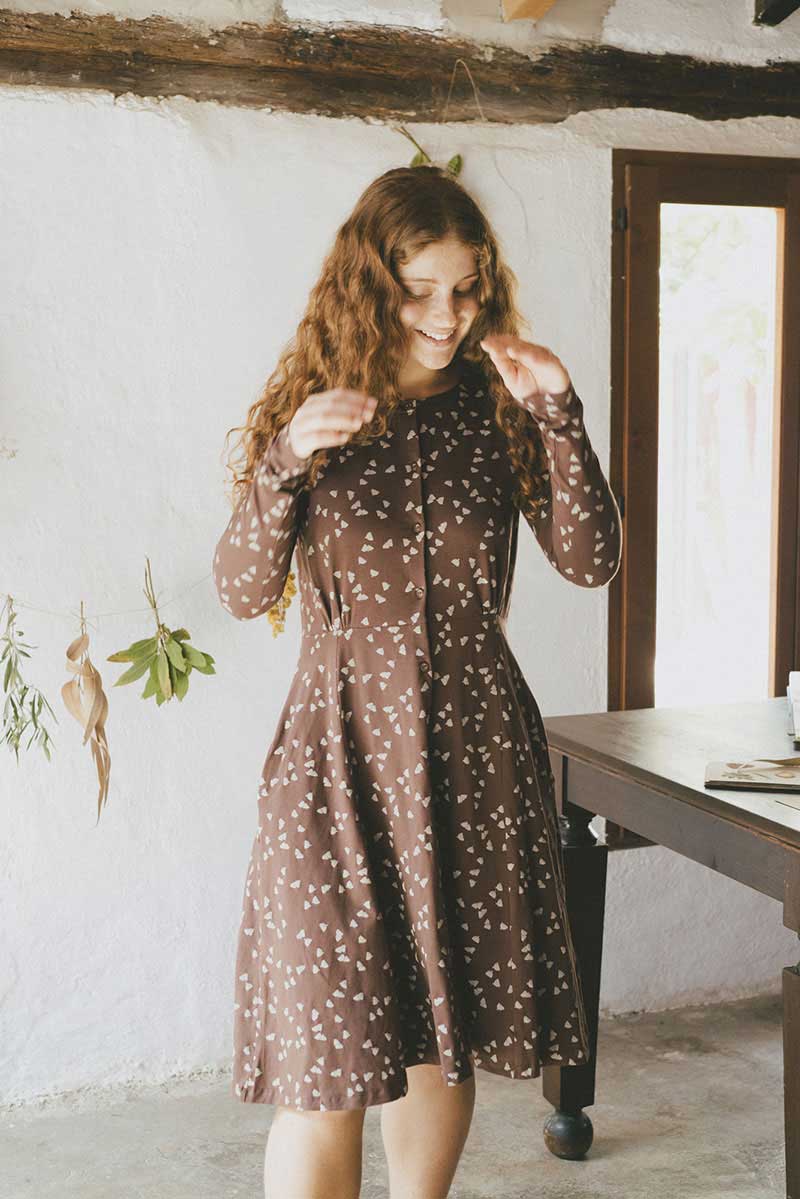 Vestido escote redondo marrón con bellotas ecológico - Imagen 5