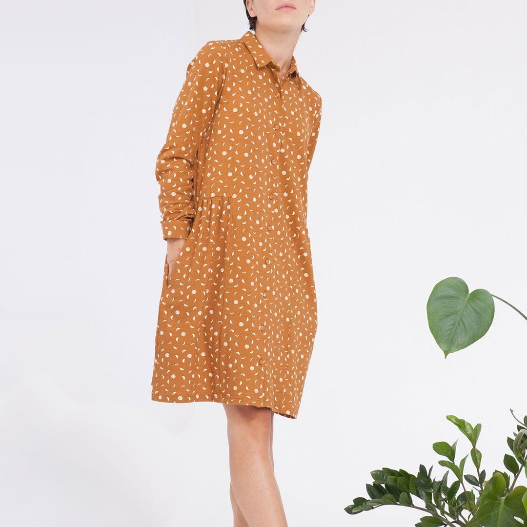 Vestido abotonado mostaza con estampado de fases lunares