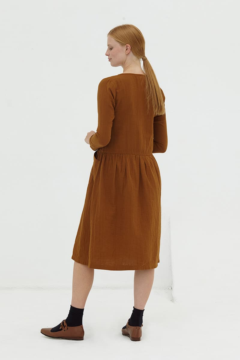 Vestido midi marrón con botones de algodón orgánico - Imagen 4