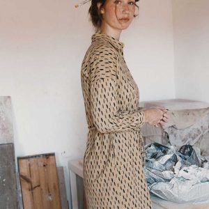 Vestido camisero beige con piedras de algodón ecológico