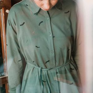 Vestido camisero de algodón orgánico verde con trazos
