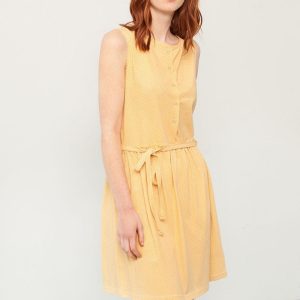 Vestido color miel con cinturón estampado abanicos