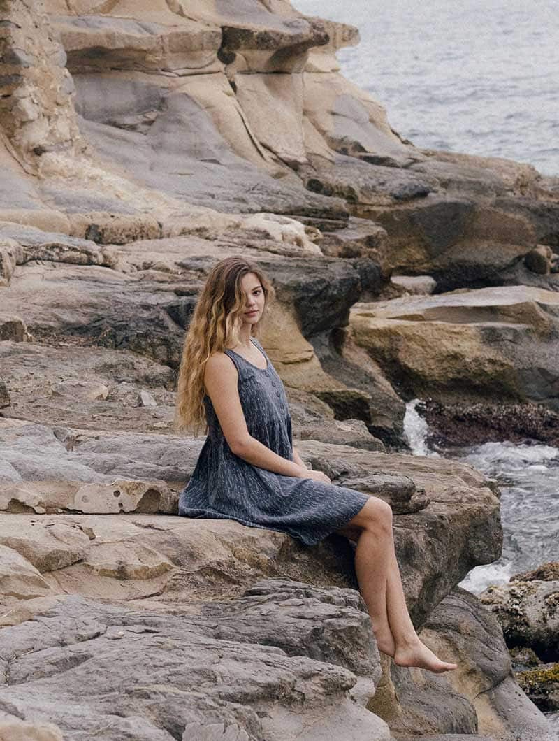 Vestido ecológico de corte imperio bruma azul - Imagen 6