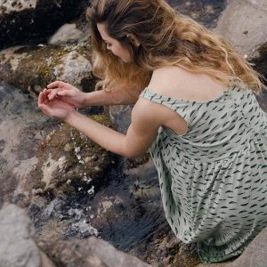 Vestido corte imperio verde con reflejos ecológico