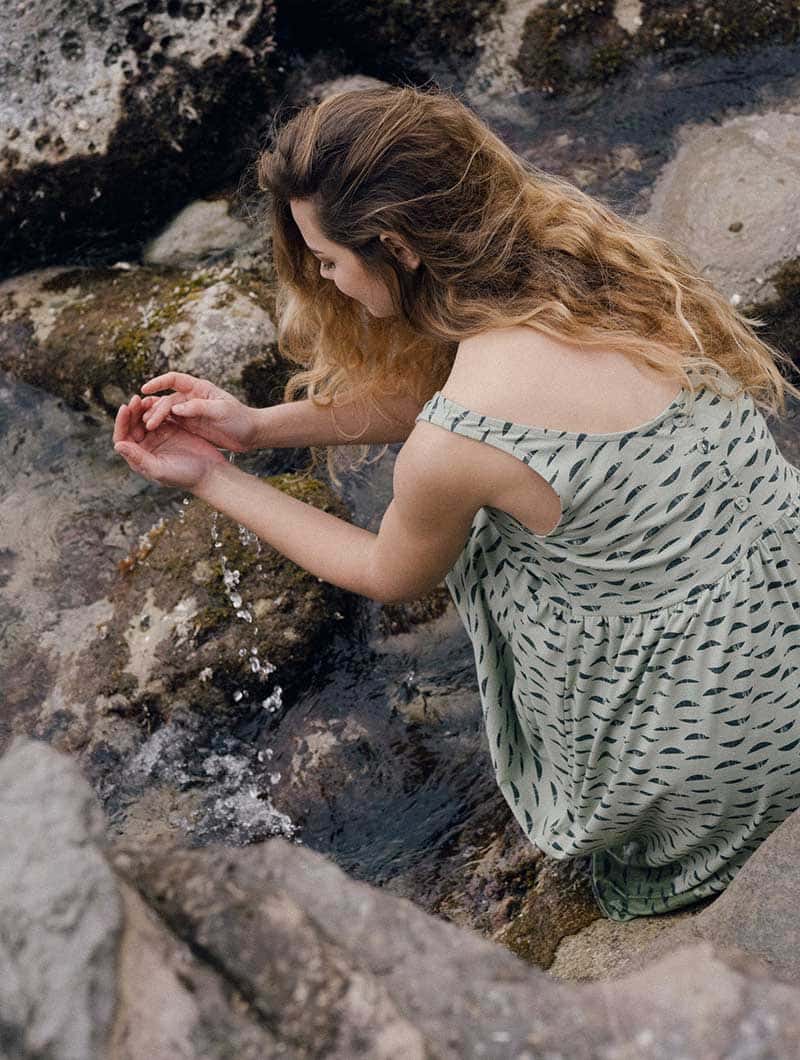 Vestido corte imperio verde con reflejos ecológico - Imagen 2