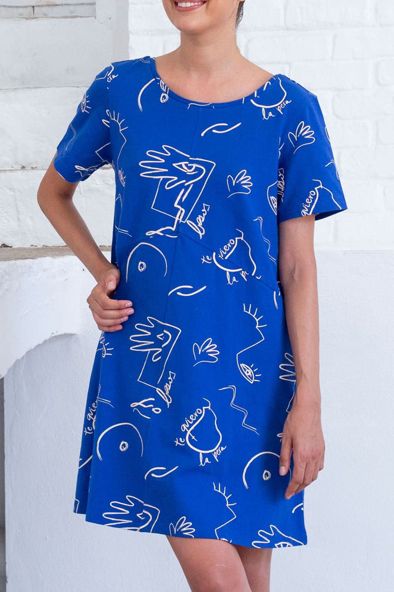 Vestido corto azul con estampado abstracto - Imagen 6