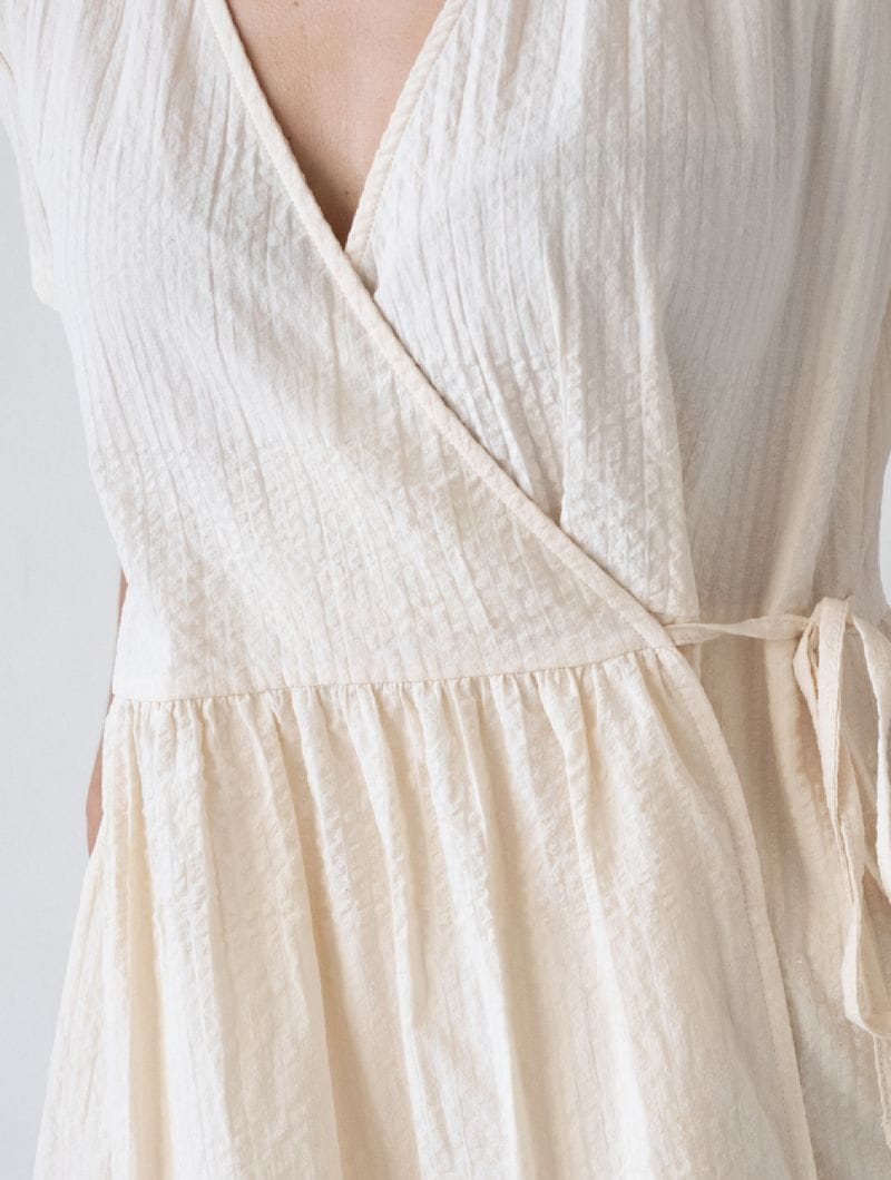 Vestido corto cruzado de algodón orgánico - Imagen 5