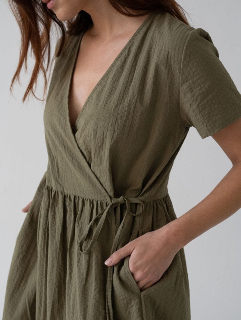 Vestido corto cruzado de algodón orgánico - Imagen 6