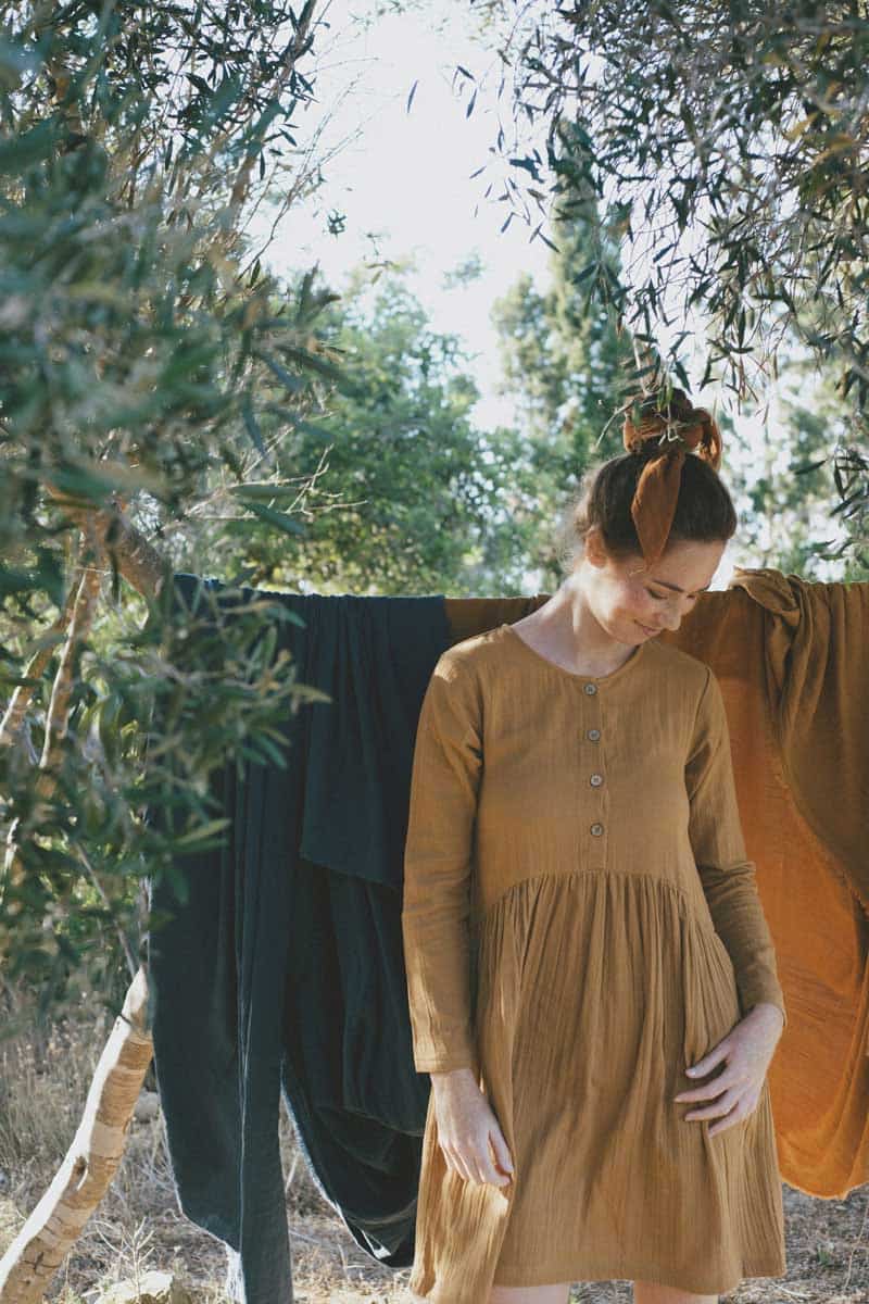 Vestido oversize corto mostaza de algodón ecológico - Imagen 5