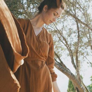 Vestido cruzado de algodón orgánico color teja