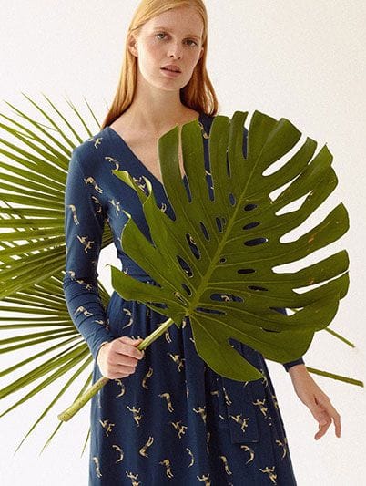 Vestido cruzado azul marino de algodón orgánico - Imagen 4