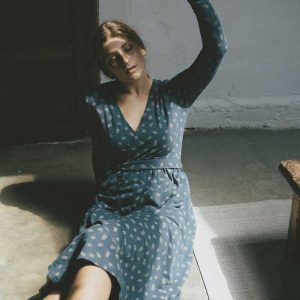 Vestido cruzado azul con helechos de algodón ecológico