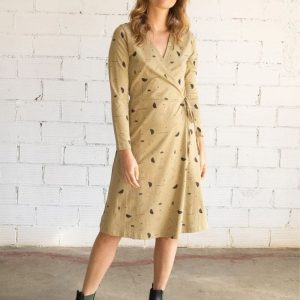 Vestido cruzado beige estampado sideral de algodón orgánico