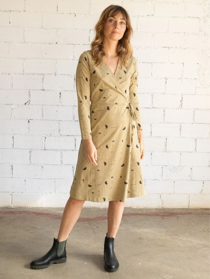 Vestido cruzado beige estampado sideral de algodón orgánico