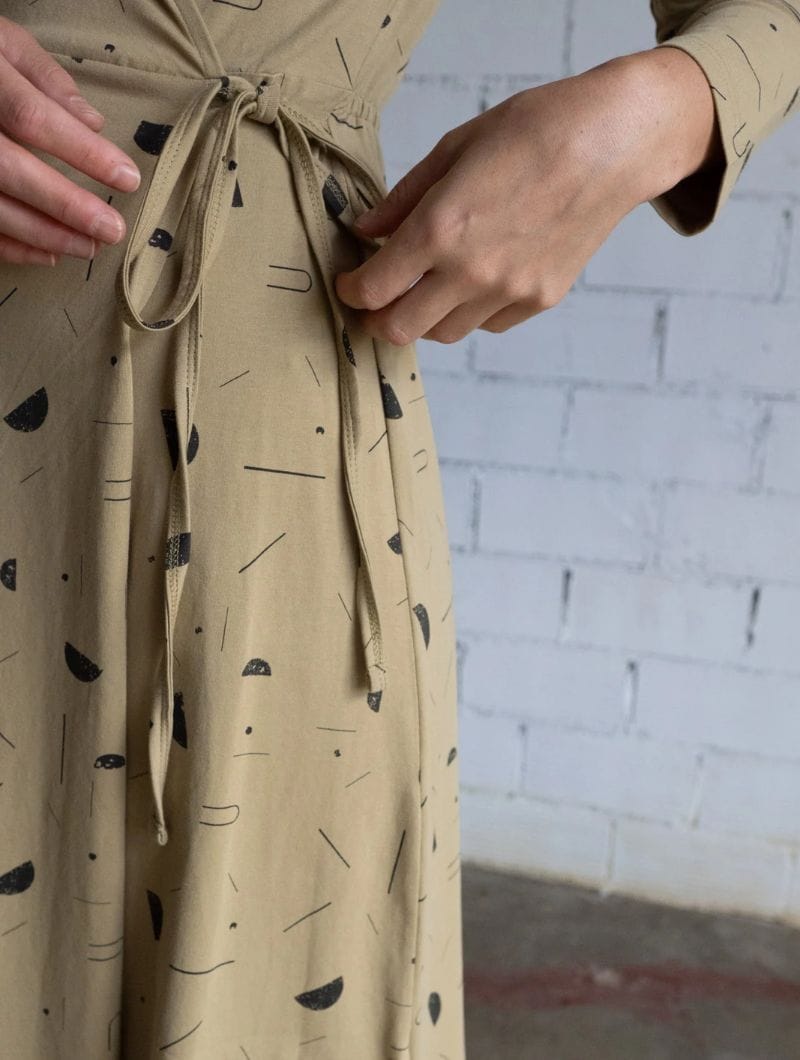 Vestido cruzado beige estampado sideral de algodón orgánico - Imagen 4