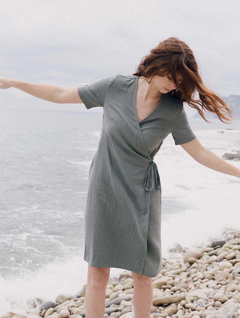 Vestido cruzado de manga corta 100% algodón orgánico